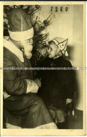 Kleines Mädchen mit Weihnachtsmann