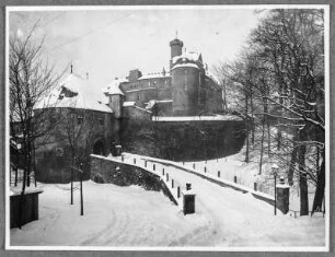 Schloss Hartenstein : Hartenstein. Schloss Hartenstein. Auffahrt zum 1. Tor des Schlosses (Winteraufnahme)