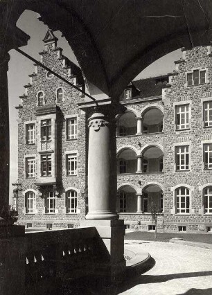 Städtisches Klinikum. Chirurgische Abteilung - Haupteingang