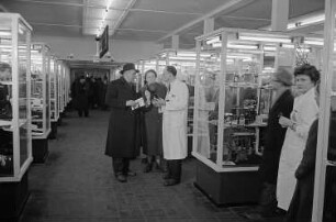Messebesucher im Ausstellungspavillon des VEM Sachsenwerk, Produktpräsentation von Haushaltsgeräten