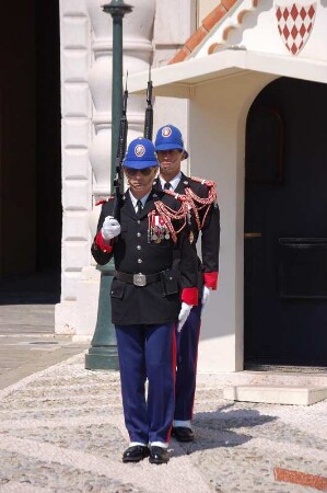 Wachablösung vor dem Fürstenschloss