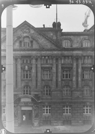 Leipzig-Zentrum, Dittrichring 21. Geschäftsthaus (ehem. "Haus der deutsch-sowjetischen Freundschaft"; 1908). Straßenfront mit Haupteingang (Teilansicht)