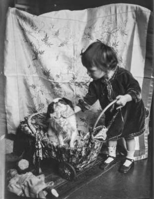 Die Tochter der Fotografin, aufgenommen in der Regerstraße 22