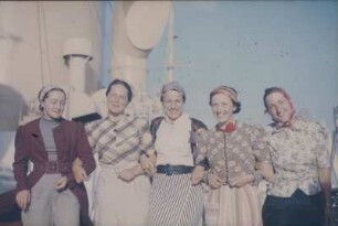 Reisefotos. Fünf junge Frauen auf einem Passagierschiff (vielleicht der Milwaukee)