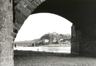Meißen, Blick durch einen Brückenbogen der Straßenbrücke nach Süden gegen Eisenbahnbrücke und Plossen