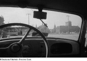Blick auf den Augustusplatz mit der Universitätskirche St. Pauli und dem Kroch-Hochhaus aus einem Fahrzeug heraus