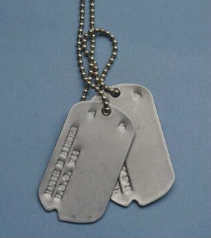 Zwei Erkennungsmarken der U.S. Army an Dog-Tag-Kette (Materialtitel)