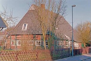 Kaffeegang (29): traufständiges Bauernhaus aus Fachwerk: Giebelseite Wohntrakt: Straßenfront, vorne Wohntrakt, Eingangstür, Mitte Sprung, hinten Wirtschaftstrakt: Gartenzäune
