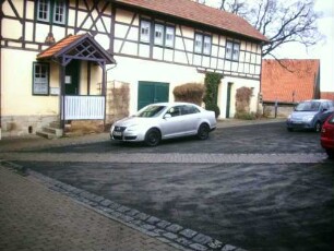 Kirchhof im Norden mit rekonstruierten Gaden (einst Gaden-Kirchenburg) in Übersicht