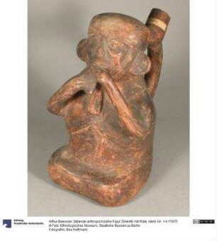 Sitzende anthropomorphe Figur (Skelett) mit Flöte