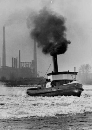 Hamburger Hafen. Eisbrecher vor Neuhof bricht zugefrorenes Gewässer auf
