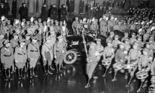 Kundgebung von SA und 'Stahlhelm' für Hindenburg und Hitler am 1. Feb. 1933 vor dem Neuen Rathaus in Dresden