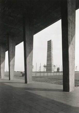 Sachsenhausen (Oranienburg-Sachsenhausen). Gedenkstätte und Museum Sachsenhausen. Blick aus der Gedenkhalle über dem ehem. Krematorium zu Turm und Denkmal