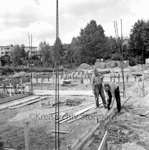 Stadion am Wendum: Bauarbeiten für den Umkleidetrakt, im Hintergrund links ein Gebäude der Feldstraße, hinter den Bäumen Gebäude der Breslauer Straße: Blick nach Nordosten