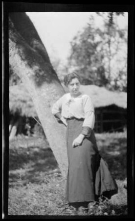 Frau an einem Baum