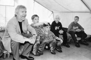 Lütjensee: Zeltlager des Jugendwerks der Arbeiterwohlfahrt AWO: Besuch durch Landrat Klaus Plöger: bei Besichtigung der Schlafstätte in Zelt: mit vier Jungen: 19. Juli 1999