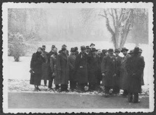 Zum Gruppenportrait aufgestellte Teilnehmer einer Reisegruppe mit Geschäftsleuten aus Bulgarien um Hristo Petrow Dimitrow im Park von Sanssouci in Potsdam