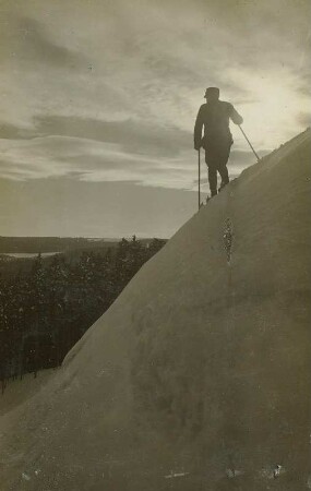 Winter- und Wintersport im Osterzgebirge. Skiläufer an Steilhang im Warmbachtal bei Rehefeld