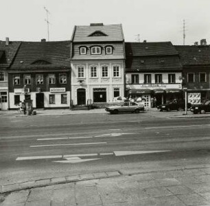 Peitz, Hauptstraße 15-17 : Peitz, Hauptstraße 15-17. Wohn- und Geschäftshäuser mit Adler-Apotheke (um 1800), Nr. 16. Straßenfront