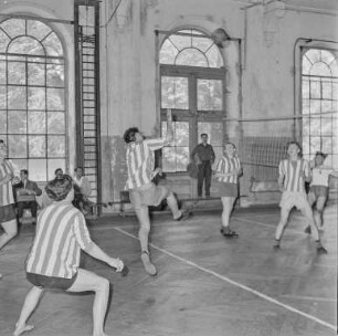 Sportabzeichen : Kinder und Jugendliche legen das Sportabzeichen der DDR ab