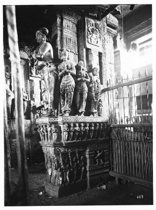 Statuen im Tempel : Indien. Inneres eines Tempels mit Statuen