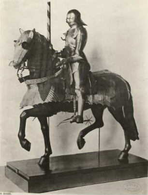Gotischer Harnisch für Mann und Roß : Gotischer Harnisch für Mann und Roß. Mitte 15. Jahrhundert, ehemals Musee d'Artillerie Paris (nach Abbildung Mappe A807, Bibl.Hist.Mus.). Dresden: Historisches Museum I 1180