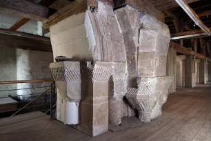 Ensemble von Resten von Würfelkapitelle mit Schachbrettmuster
