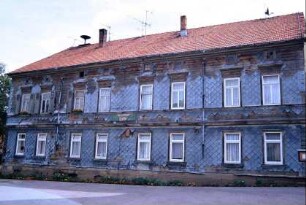 großes Bauernhaus mit Blechplattenverkleidung; sanierungsbedürftig