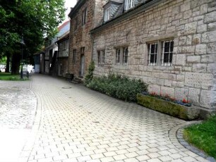 Stadtkirche - Kirchhof (ehemals) im Norden mit angrenzenden Gebäuden (einst Klostergebäude-baulich stark verändert)