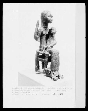 sardisch-nuraghische Bronzestatuette: Mutter mit Kind