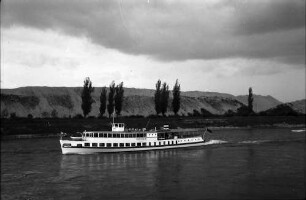 Neuenburg: Personenschiff bei Neuenburg