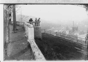 Zwei deutsche Soldaten und zwei Frauen bei einem Aussichtspunkt mit Blick auf eine Industrieanlage in Longwy