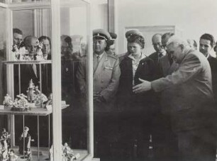 Eröffnung der Ausstellung "Der Menschheit bewahrt" und Ausstellungsbetrieb. Führung durch Generaldirektor Max Seydewitz am Eröffnungstage