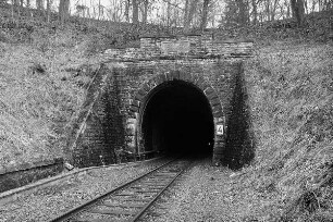 Hasselborner Tunnel (Eisenbahntunnel, Tunnelportal); Grävenwiesbach, Am Tunnel , Am Tunnel 4, Am Tunnel 9, Am Tunnel 11, Eisern Hand , Langewehr , Taunusbahn , Untere Lindelbach , Wellerstraße , Wolfskaut