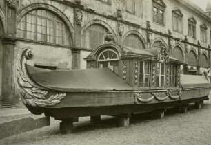 Pillnitzer Gondel : Dresden, Stallhof, Prunkgondel, um 1790, im Hof vor dem Langen Gang mit zugesetzten Arkadenbögen