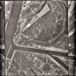 Amerikanische Luftbildaufnahmen von Kriegszerstörungen. Ausrichtung nach Norden. Rhein / Vorhafen / Rheinhafen. (Stichkanal und Becken 5)