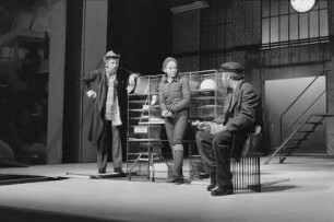 Szenenbilder aus "Die Abenteuer der Johanna von Döbeln", Schauspiel von Helmut Baierl. Maxim-Gorki-Theater Berlin, 15.06.1976 (Premiere am 18.06.1976) : Mit Swetlana Schönfeld (Johanna Deike), Dieter Wien (Günter Klein), Christoph Engel (Eduard Rohnert), Dietmar Obst (Arno), Lotte Loebinger/Ursula Mundt (Blumenfrau), Evamaria Bath (Rau Lobstett), Jochen Thomas (Paul Lobstett), Christa Löser (Krankenschwester), Tim Hoffmann (Schöffe) u. a.