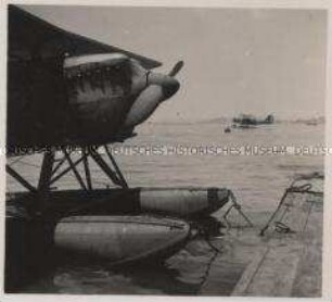 Wehrmachtssoldaten, Deutsche Wasserflugzeuge in Bereitschaft in einem Seehafen