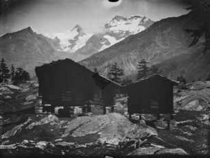 Vorratsspeicher : Drei Hütten in den Bergen auf Stelzen, vermutlich Vorratshäuser.