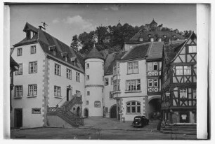 Grafschaftsmuseum bzw. ehemaliges Rathaus mit Treppe, Turm und Vorplatz und Schuhwaren Karl Dreßler (im Hintergrund Burg)