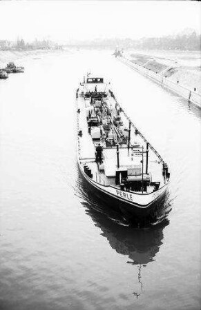 Birsfelden: Schleppkahn-Tanker [Schiff Perle], vor der Schleuse