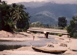Indonesien. Sumatra. Blick über einen Fluß gegen eine Straßenbrücke der Aceh-Road
