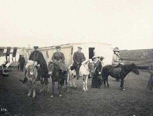 Touristinnen posieren beim Ponyreiten in der Umgebung von Reykjavik