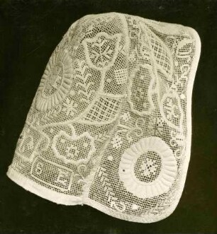 Handgestrickte Haube, Hochzeitshaube.Frankenthal Erkenbertmuseum