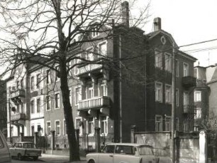 Dresden-Trachau, Cottbuser Straße 18/Wilder-Mann-Straße. Doppelwohnhaus mit Ladeneinbau (um 1900). Straßenansicht mit Einfriedung (von Wilder-Mann-Straße)