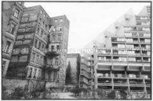 Alte fünfstöckige Mietshäuser neben einem neuen Haus (Altersgruppe 18-21)