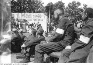 Pirna, Sonnenstein. Heimkehrerlager in Pirna-Sonnenstein, Lager für aus sowjetischer Gefangenschaft zurückkehrende Militärangehörige, Kundgebung mit ihnen, sowjetischen Offizieren und dem sächsischen Ministerpräsidenten Max Seydewitz, 30. April 1948