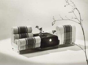 Variable Sitzgruppe : Variable Sitzgruppe. Metall, Polsterung mit Samtbezug (1973). Ansicht mit Hocker und zwei Sitzelementen. Leipziger Herbstmesse, 1973