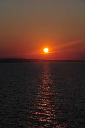 Peloponnes - Sonnenaufgang : Sonnenaufgang über dem Küstengebirge der Halbinsel Peloponnes, aufgenommen am 28. Juni 2010