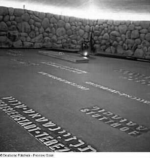 Ohel Jiskor (Halle der Erinnerung) : Jerusalem. Yad Vashem - Ehrenmal für von den Nazis ermordete Juden in Jerusalem. Innenraum mit den Namen von Konzentrationslagern